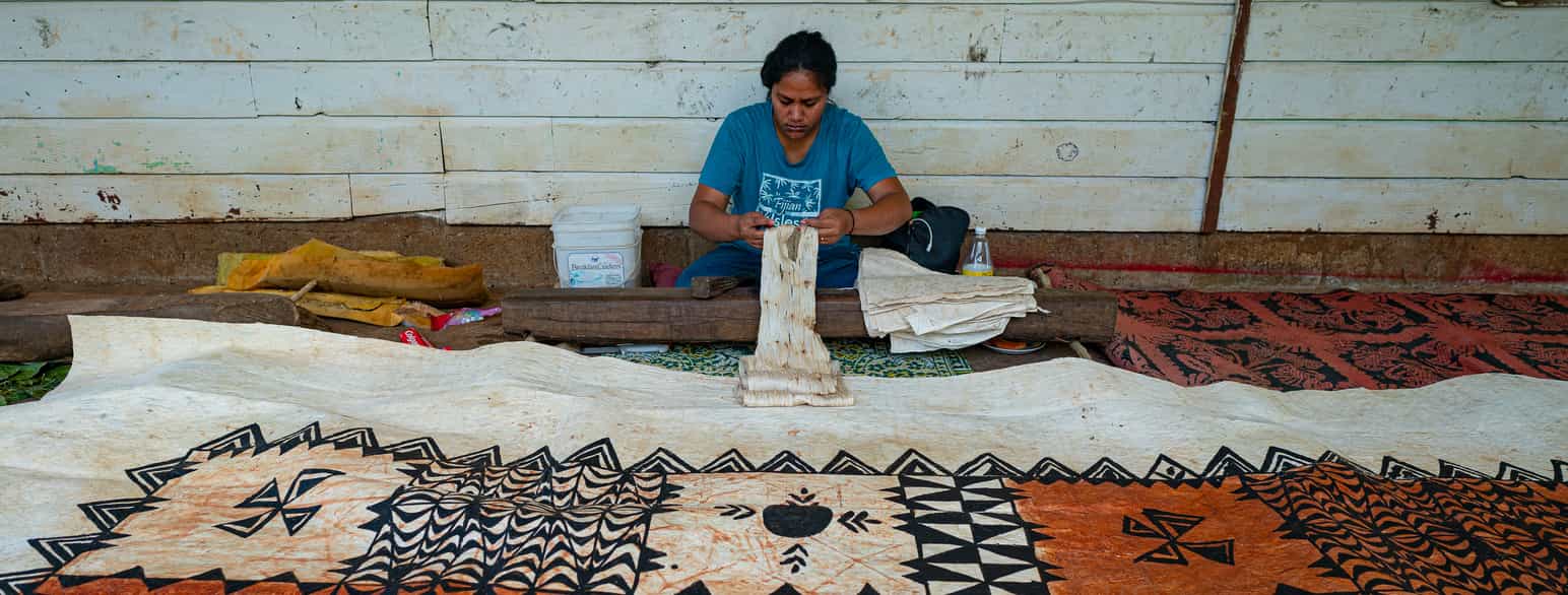 Kvinde fabrikerer det traditionelle barkmateriale tapa, som er udbredt i Polynesien