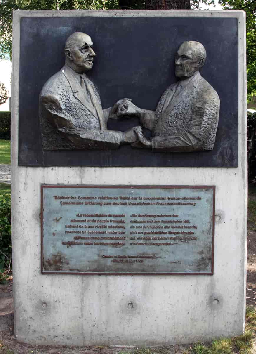 Mindetavle i Tiergarten i Berlin for det fransk-tyske venskab. På tavlen ses Charles de Gaulle og Konrad Adenauer, som underskrev Élyséetraktaten i 1963