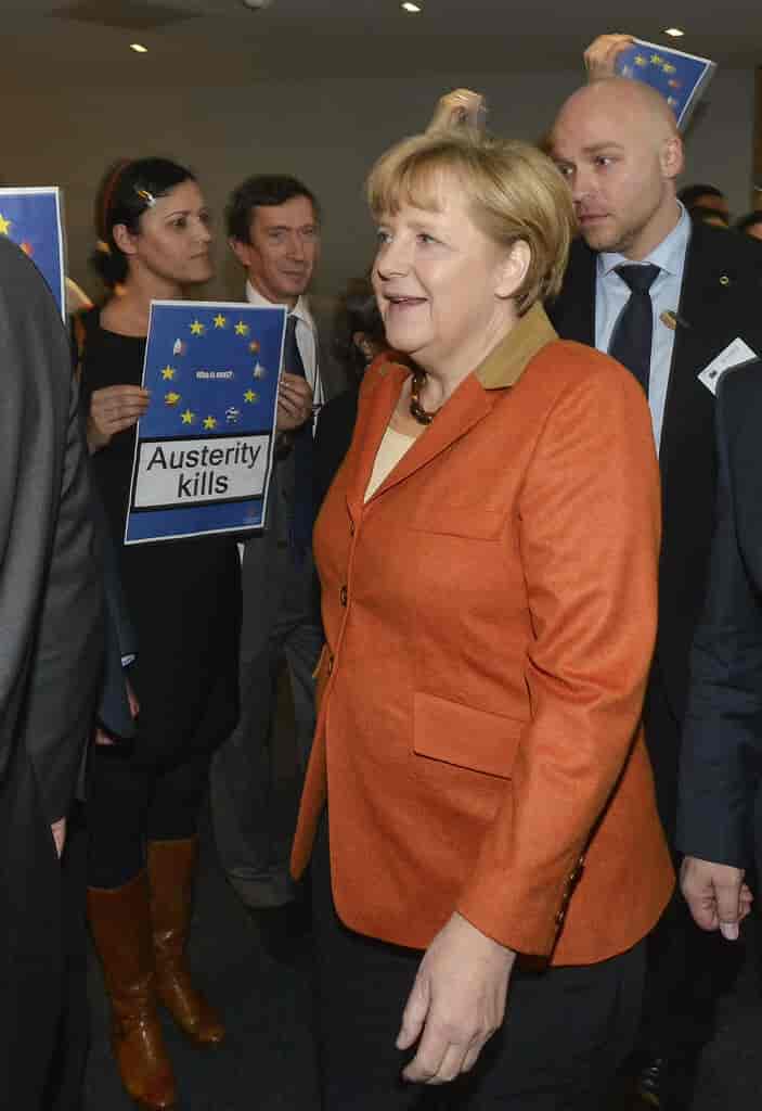 Angela Merkel mødes af demonstranter under EU's eurozonekrise