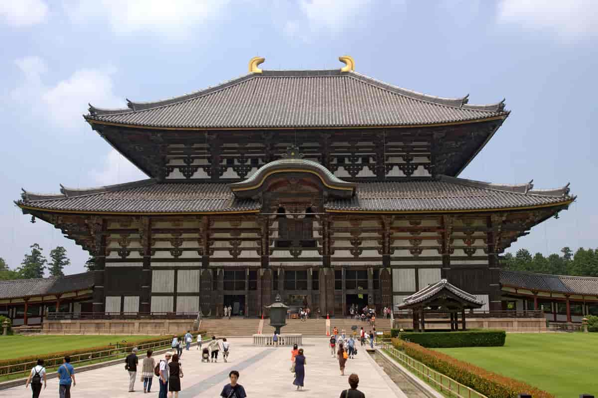 Todaiji, fra Nara-tiden, hovedtempel i et system af templer i alle landets provinser.