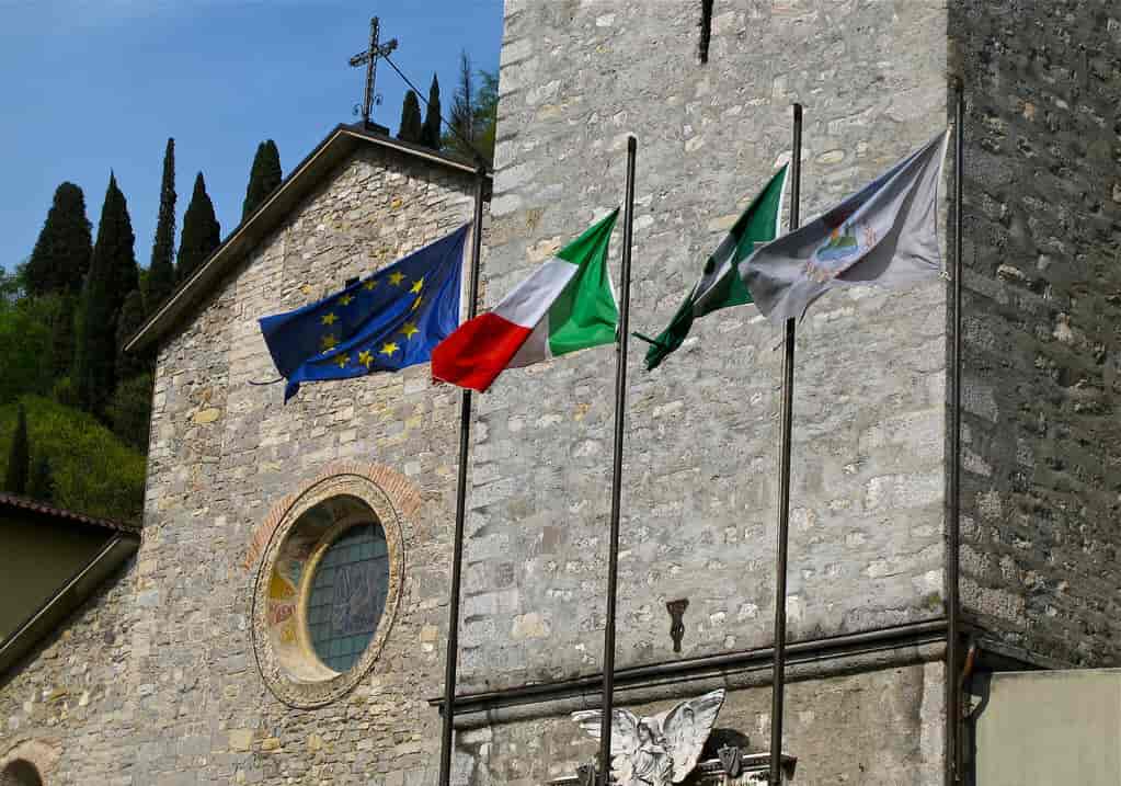 Italiensk hus med flag foran