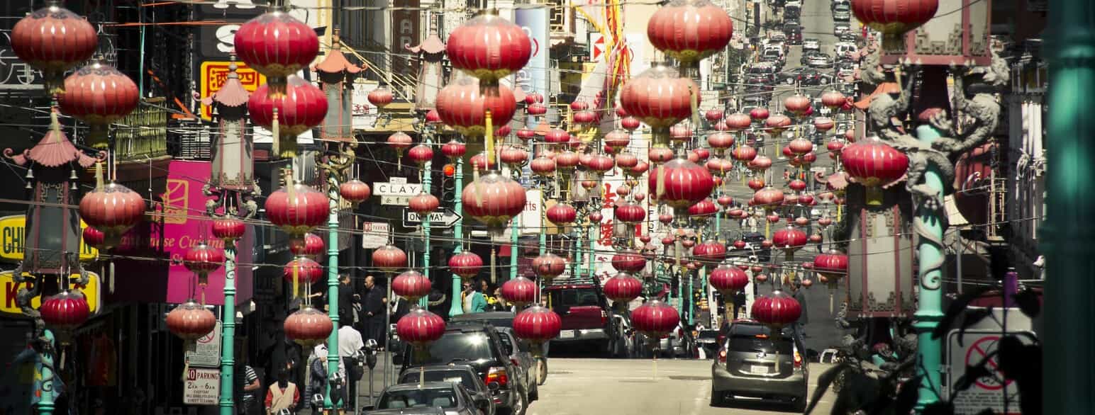 Chinatown i San Fransisco pyntet med røde lygter. Marts 2015.