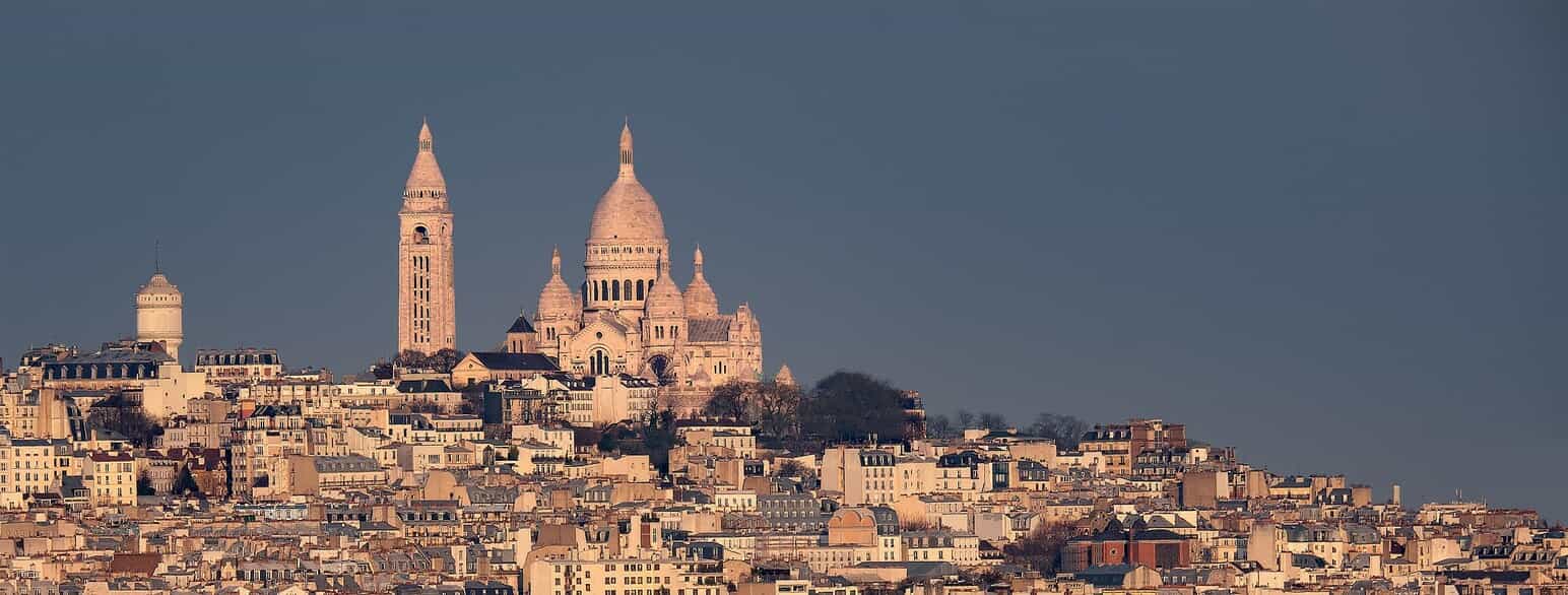 På toppen af Butte de Montmartre ligger kirken Sacré Cœur.