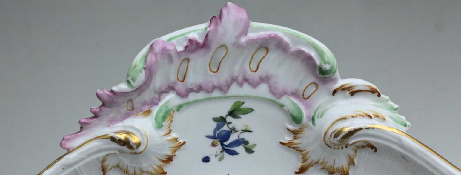 Rocaillemotiv på tysk porcelænstallerken fra 1700-tallet.