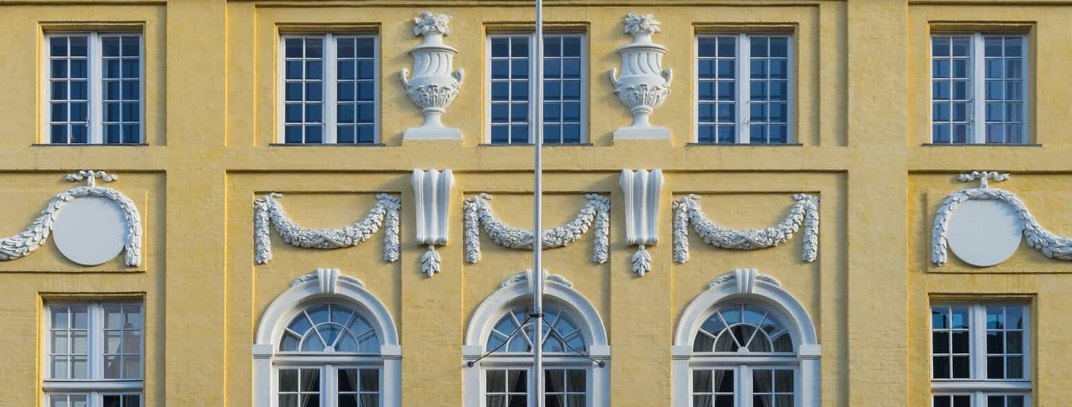 Festoner pryder facaden på Det Gule Palæ i Amaliegade, København.