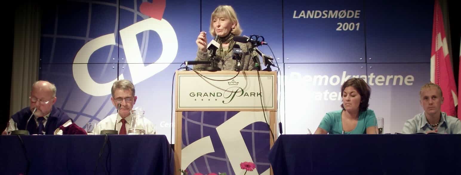 Mimi Jakobsen holder tale på CD's landsmøde i 2001. Tv. for hende fhv. landsformand A.O. Andersen.