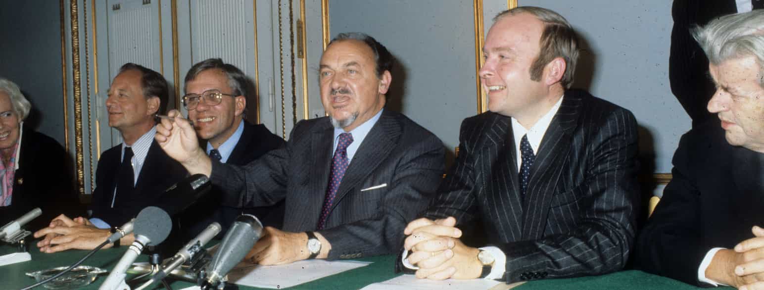 Anker Jørgensen (i midten) danner SV-regeringen i 1978. Tv. justitsminister Nathalie Lind (V), miljøminister Ivar Nørgaard (S) og finansminister Knud Heinesen (S); th. udenrigsminister Henning Christophersen (V) og Per Hækkerup (uden portefølje, S).