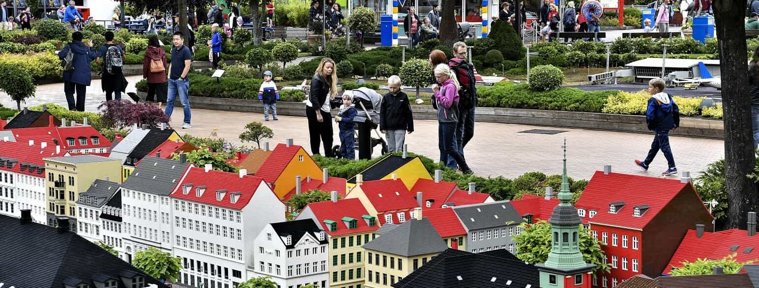 Besøgende i Legoland overværer udstillingen Miniland