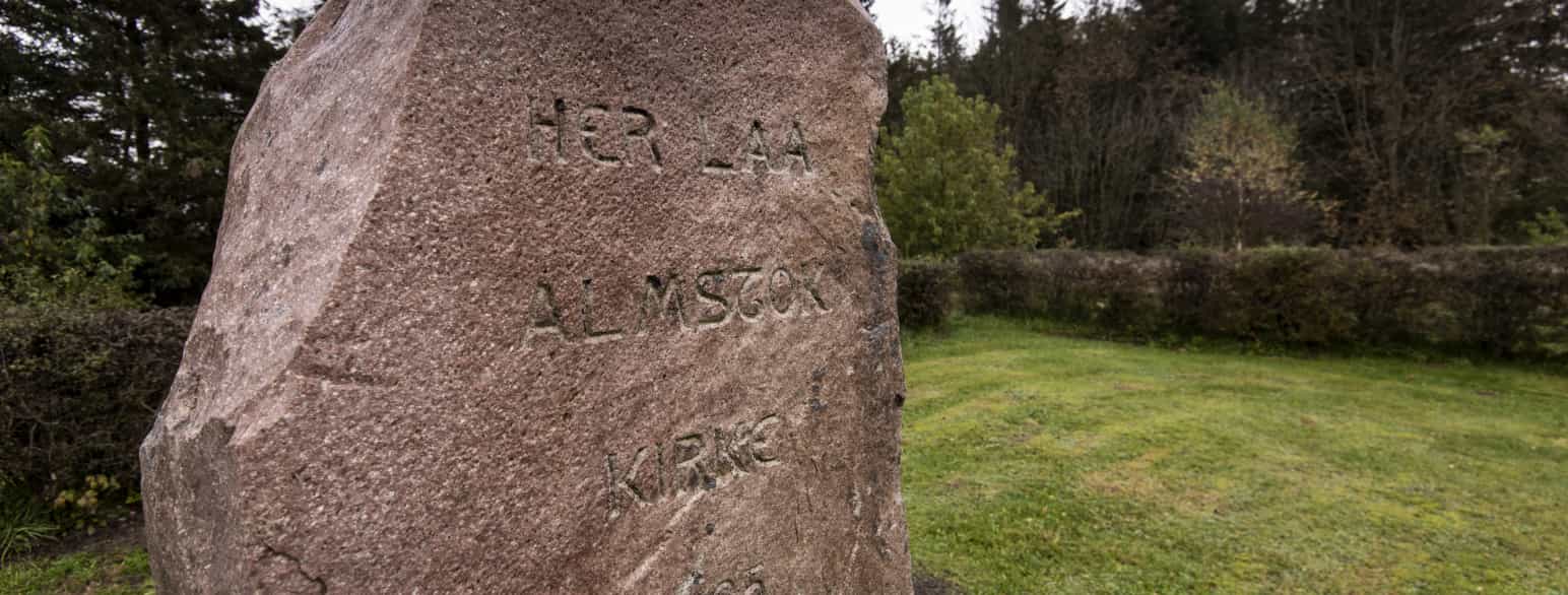 Den sorte død ramte Almstok Sogn ca. 1349-51, hvorfor denne mindesten rejstes i 1912