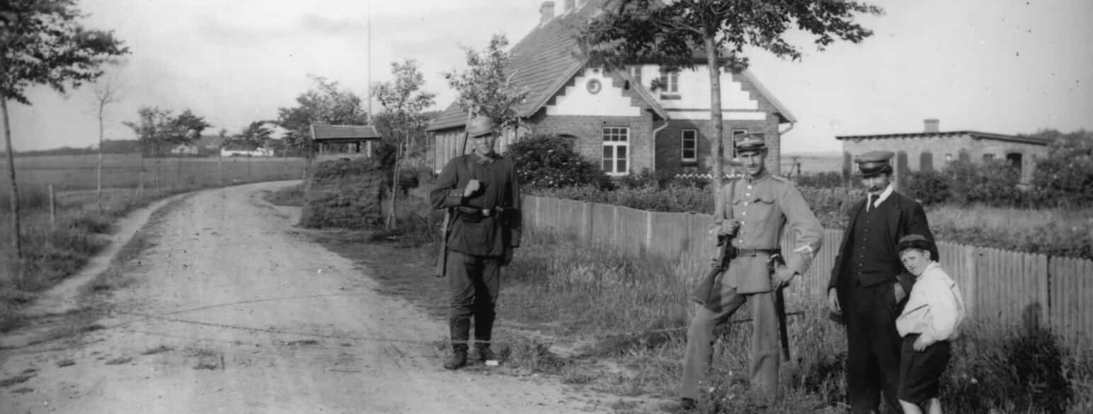 Grænsegendarmer og en dansk toldbetjent ved grænseovergangen i Kalvslund, ca. 1910