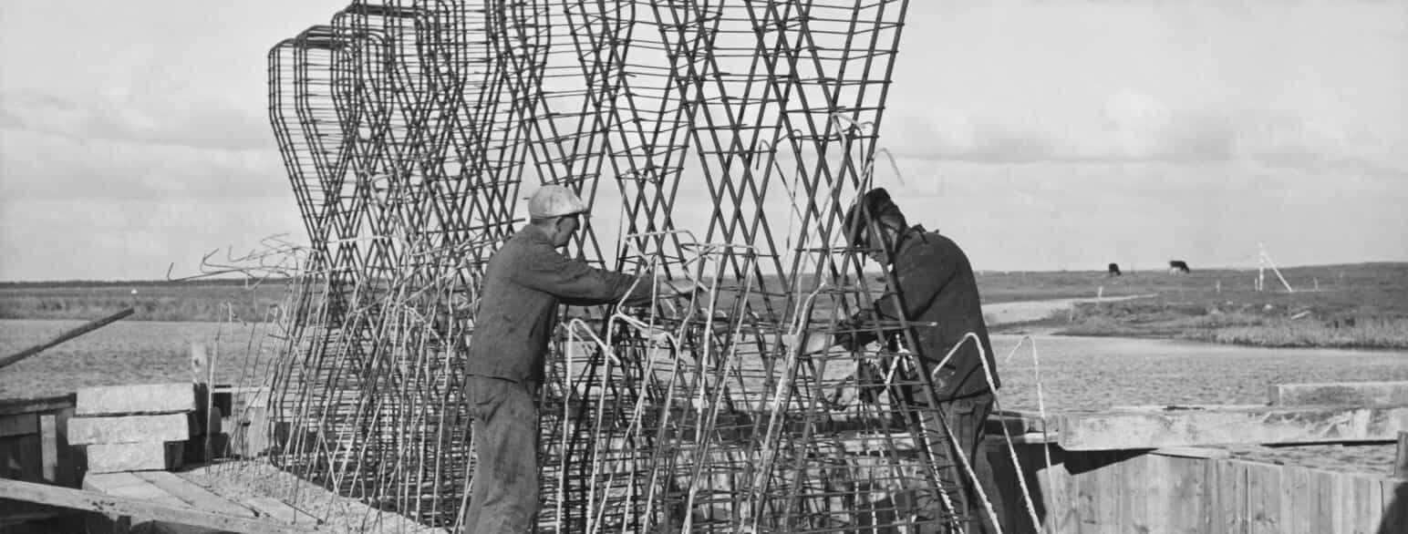 Støbningen af bropiller til Tarphagebroen, som blev anlagt for statslige beskæftigelsesmidler i 1930’erne