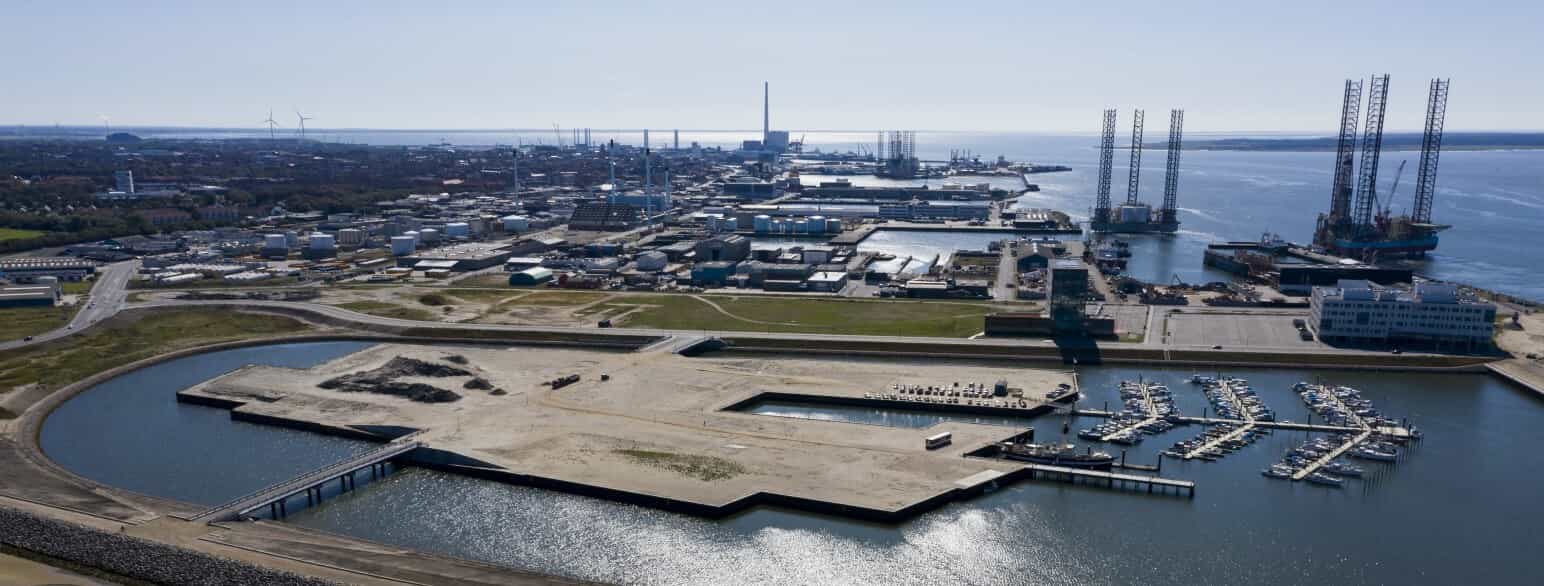 I den nordligste del af Esbjerg Havn omdanner kommunen et tidligere havneområde til en ny bydel med lystbådehavn, grønne områder og badeanlæg