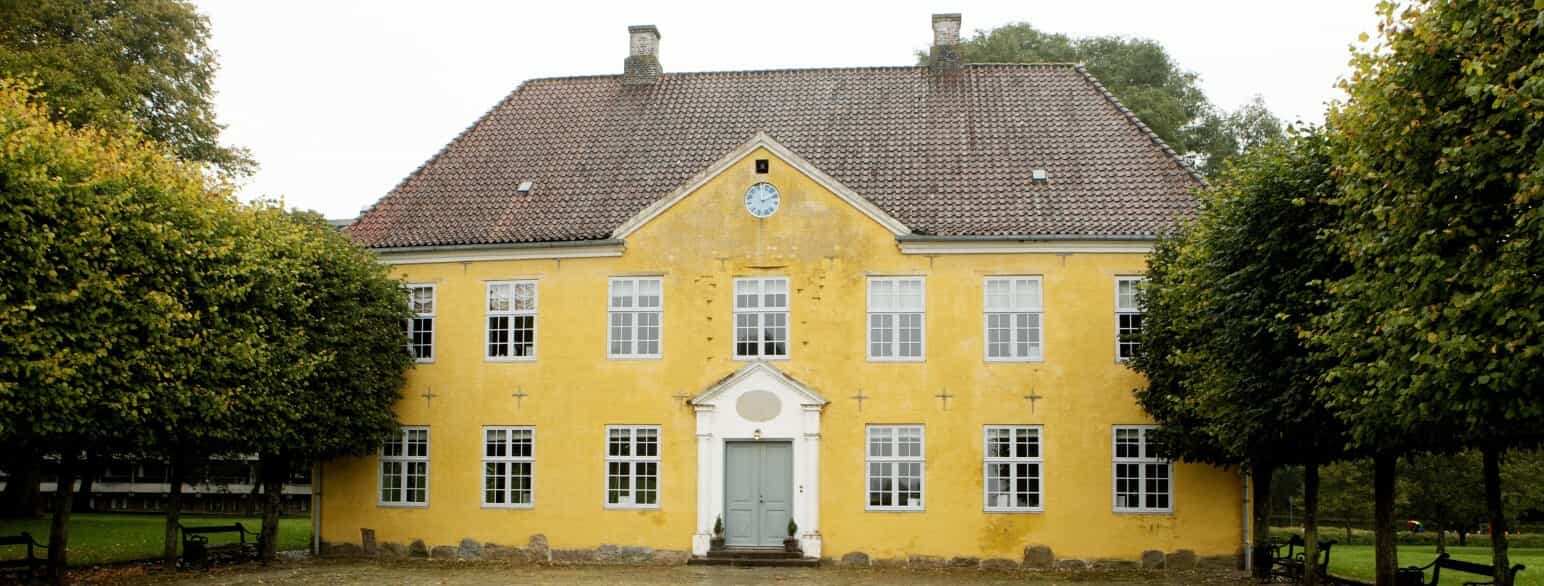 Den barokke herregård Herningsholm fra 1754 er en ombygning af et tidligere renæssanceanlæg fra 1579. I dag bruges den fredede bygning bl.a. til museum for forfatteren St.St. Blicher.