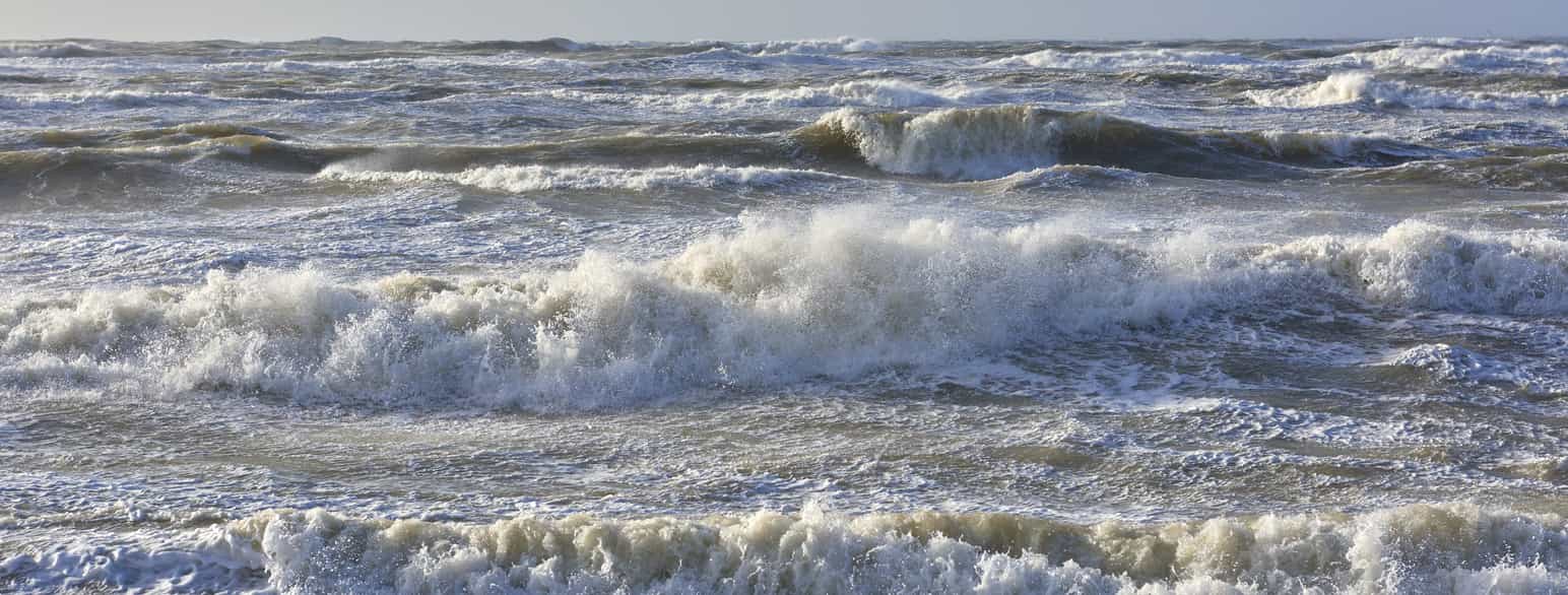 På åbent hav kan man ved at betragte bølger og skumsprøjt angive vindstyrken i beaufort med acceptabel nøjagtighed uden brug af vindmåler. Skagerrak 2020.