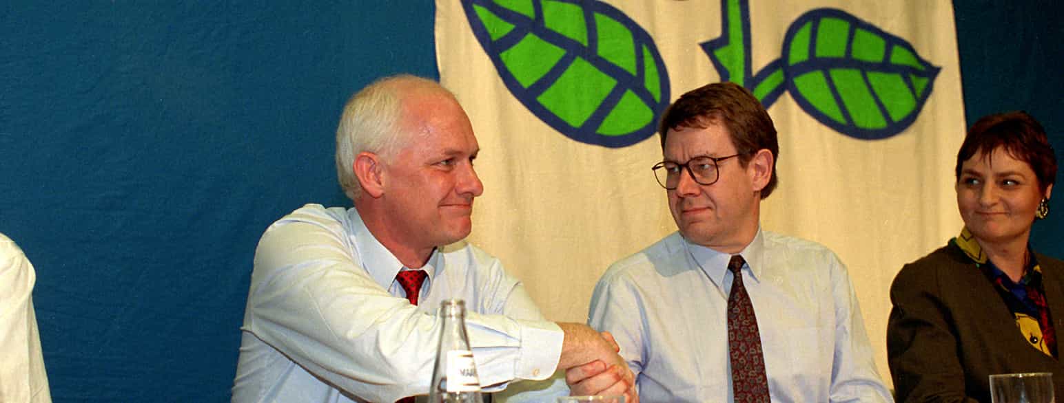 Svend Auken (tv.) afgiver formandsposten i Socialdemokratiet til Poul Nyrup Rasmussen i 1992