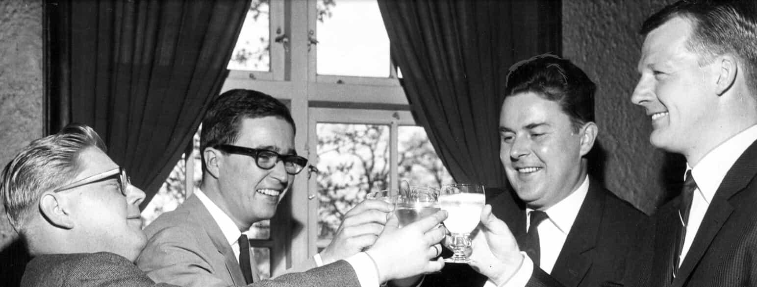 Four Jacks fejrer James Rasmussens polterabend i 1962. Fra venstre: Bent Werther, James Rasmussen, John Mogensen og Poul Rudi.