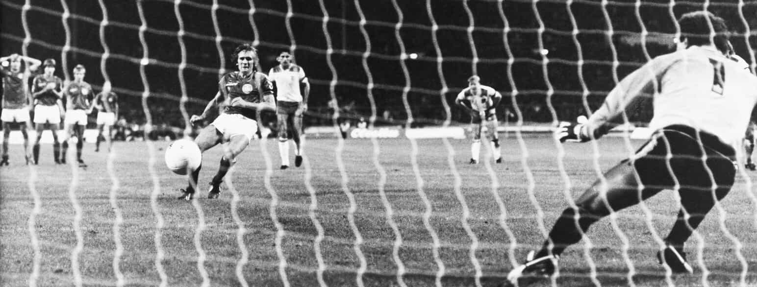 Allan Simonsen scorer på straffespark mod England på Wembley 21. september 1983. Danmark vandt 1-0 og kvalificerede sig siden til EM-slutrunden i 1984