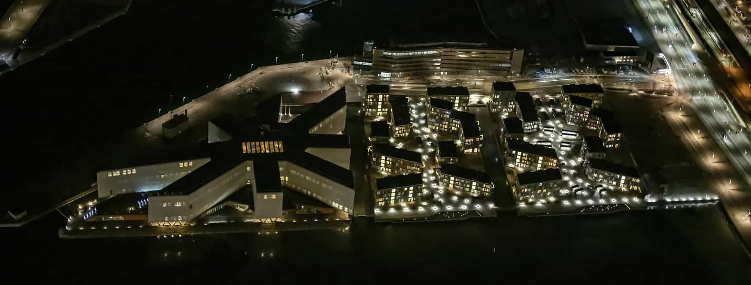 FN-byen i Københavns Nordhavn, hvor UNOPS har hovedkontor. Natbilledet er taget fra fly i marts 2021.