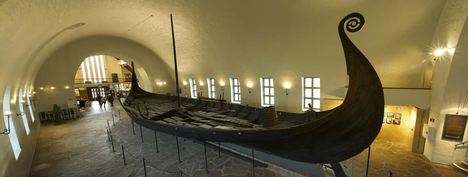 Osebergskibet er udstillet på Vikingskipshuset på Bygdøy ved Oslo.
