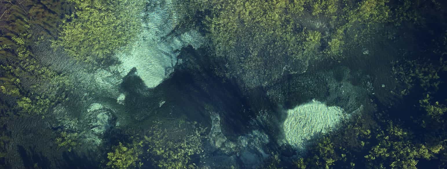 Kildevældet Store Blåkilde beliggende syd-sydvest for Madum Sø er en typisk bassinkilde. Kilden er fire til fem meter dyb og forsyner Villestrup Å med vand. Droneoptagelse april 2019.