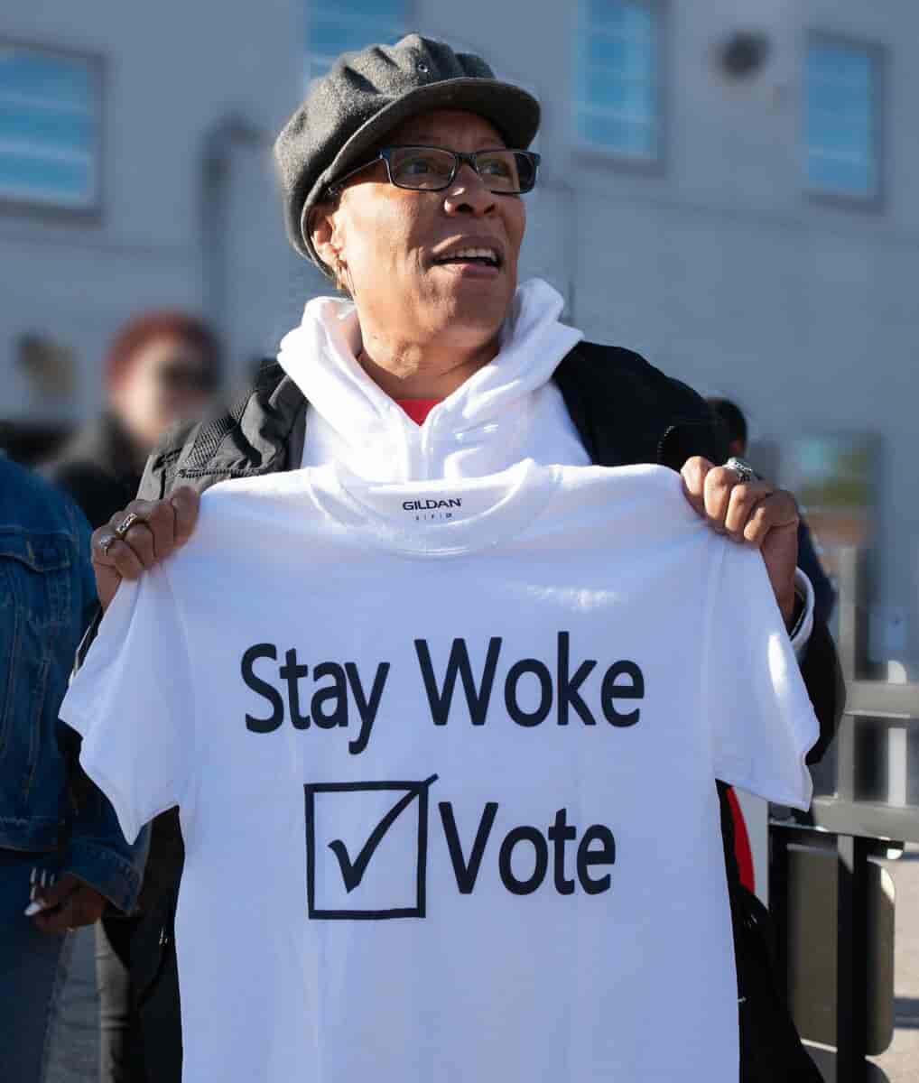 Den demokratiske politiker Marcia Fudge med Stay woke - vote T-shirt i 2018