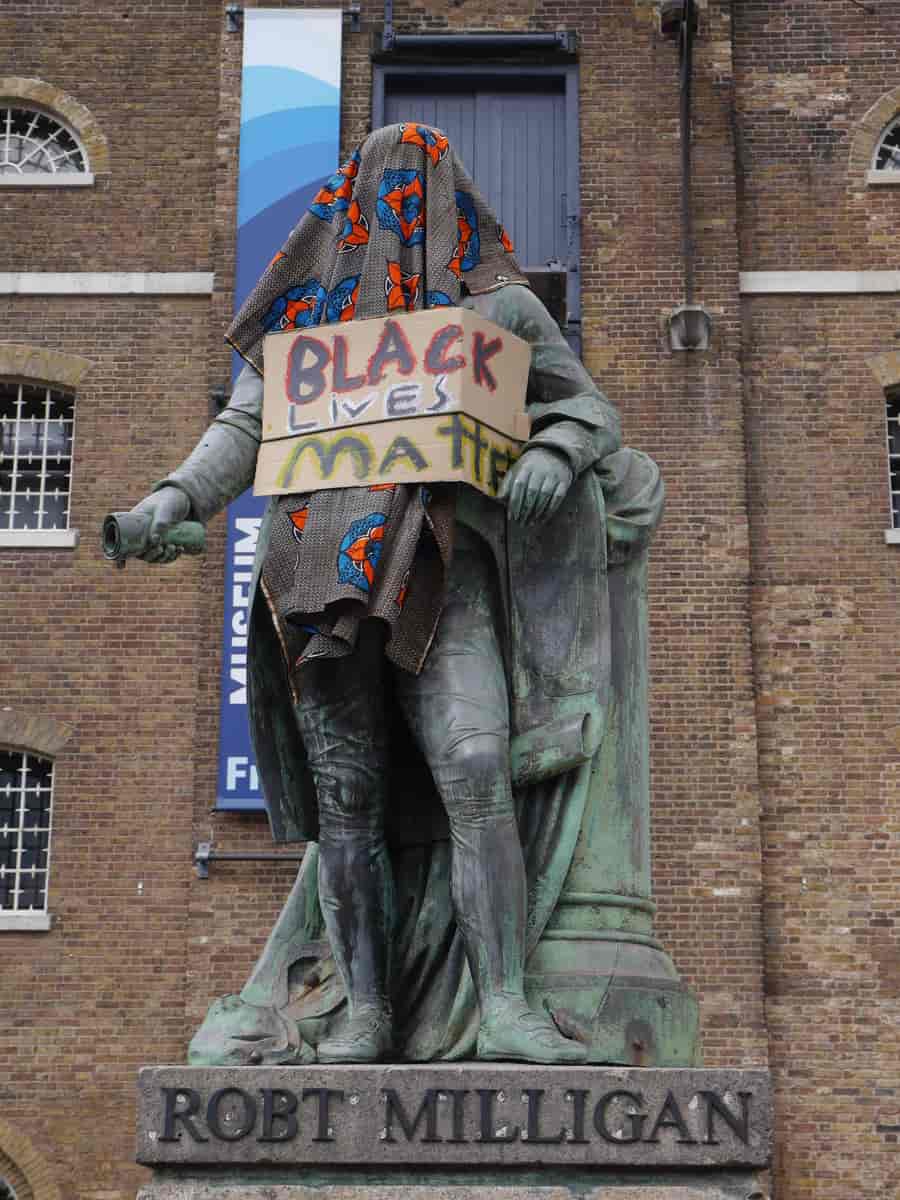 Statue af Robert Milligan med Black Lives Matter skilt