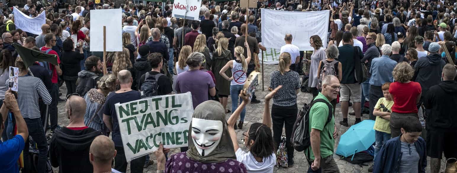  JFK21 ("Jorden Frihed Kundskab") afholder demonstration på Christiansborg Slotsplads i august 2020.