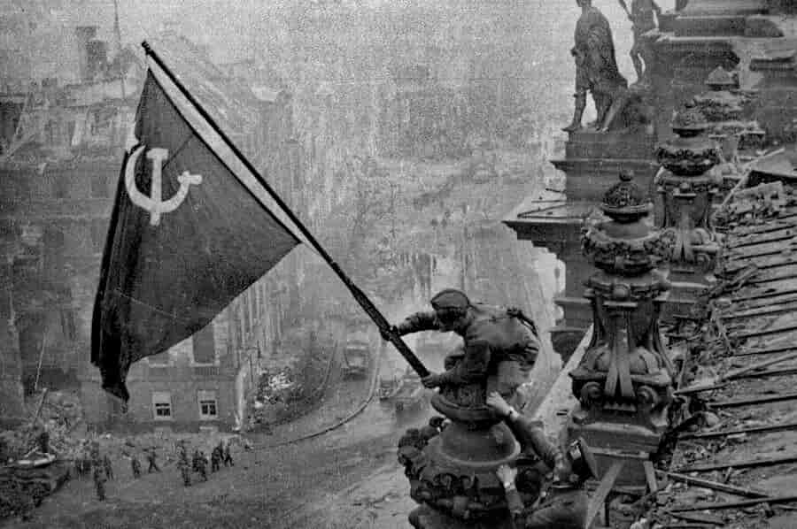 Das Reichstagsgebäude i april 1945: Soldater fra Den Røde Hær hejser det sovjetiske flag