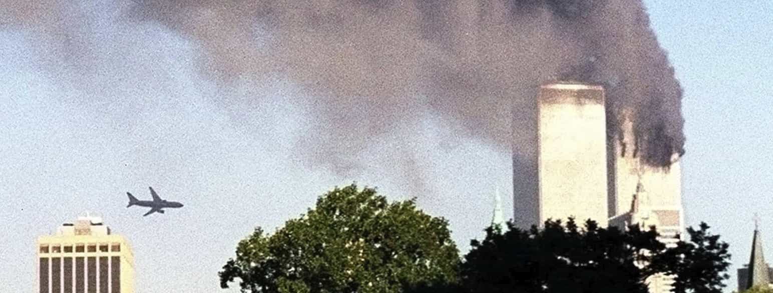 American Airlines Flight 175 nærmer sig det andet tårn i World Trade Center i New York under terrorangrebet den 11. september 2001.