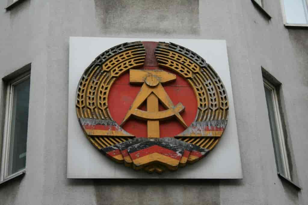 DDRs logo var hammer og passer