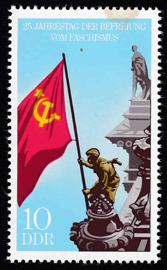 DDR-frimærke med den ikoniske situation, hvor sovjetiske soldater hejser det sovjetiske flag over Rigsdagsbygningen i Berlin