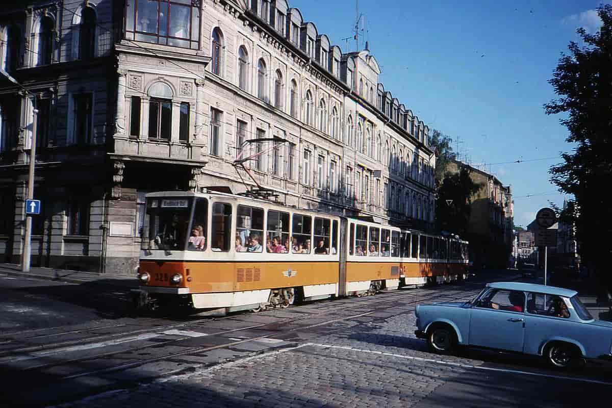 Trabant og sporvogn i byen Gera i DDR i august 1989