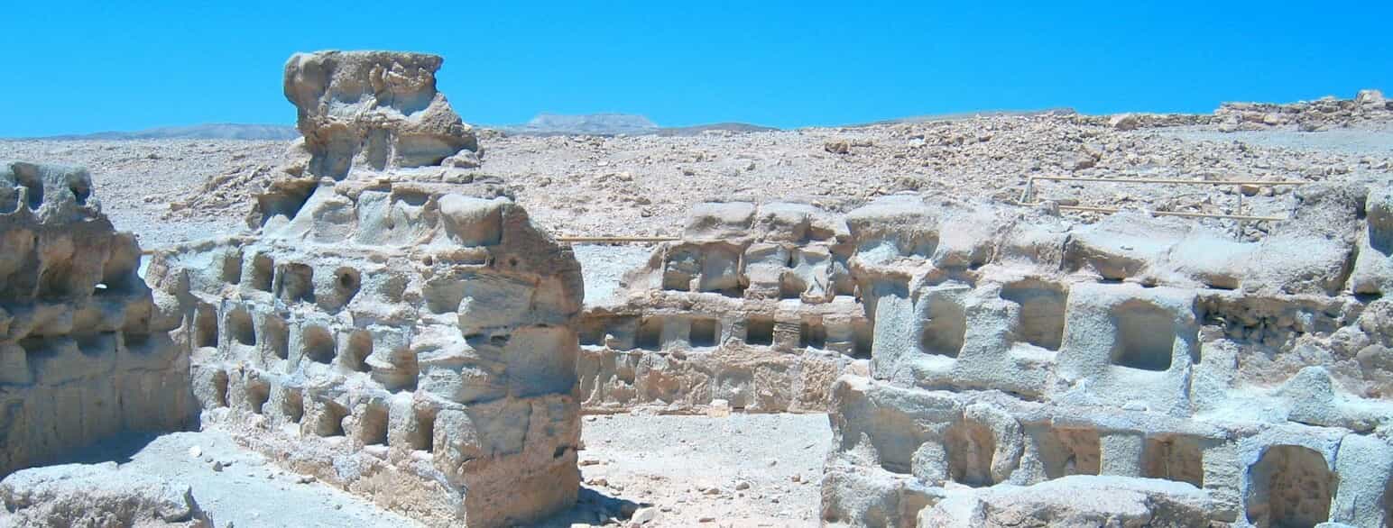 Ruiner af kolumbarietårn på Masadafæstningen i Israel. Foto fra 2009.