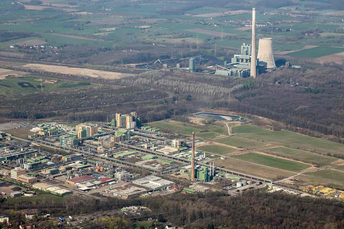 Stort industrianlæg i Bergkamen i Nordrhein-Westfalen - i baggrunden et kraftværk