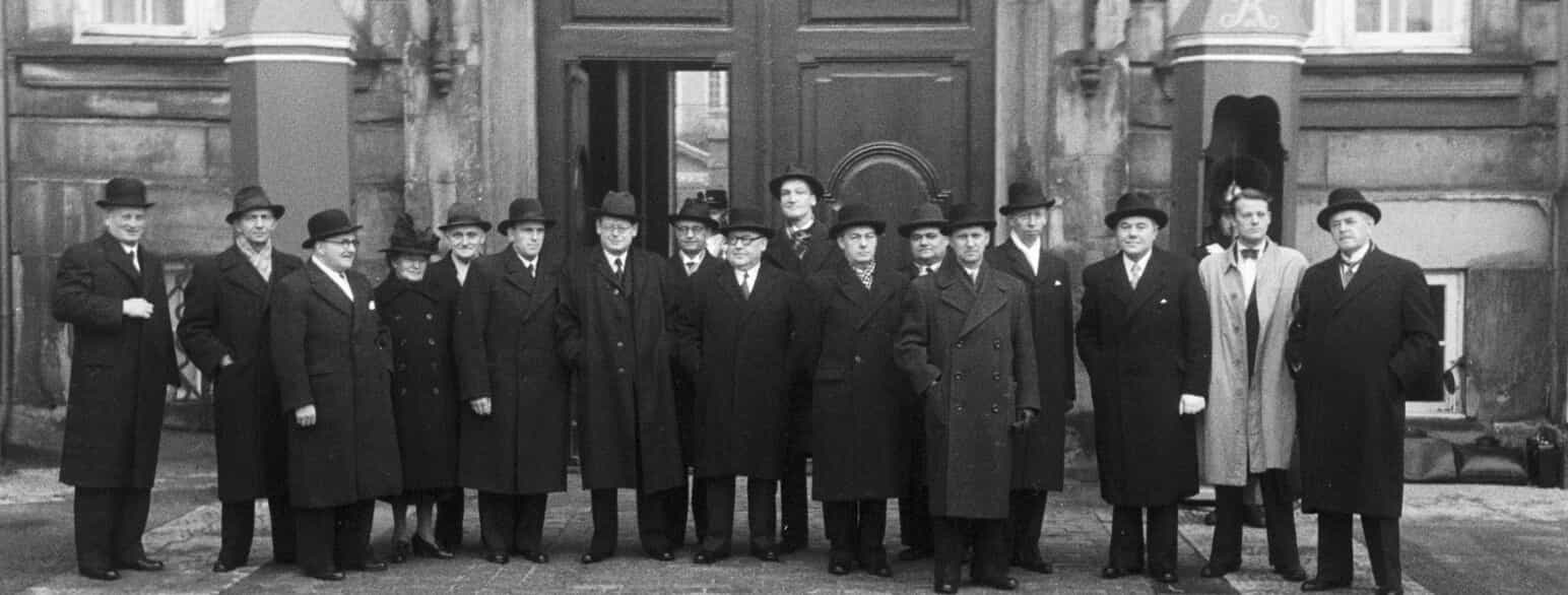  Hans Hedtofts regering på Amalienborg Slotsplads i november 1947. Hedtoft er nummer tre fra højre