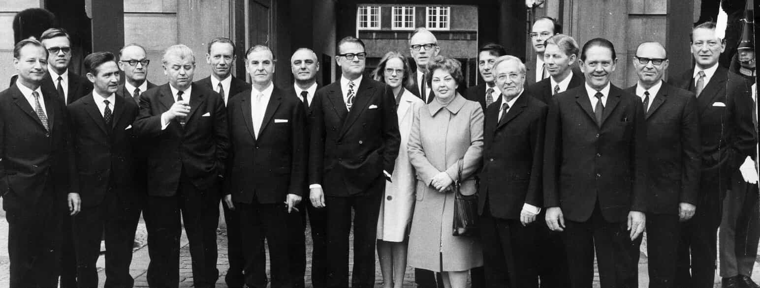 Jens Otto Krag (i midten med venstre hånd i lommen) i spidsen for sin nye S-regering, der i 1971 afløste Hilmar Baunsgaards VKR-regering.