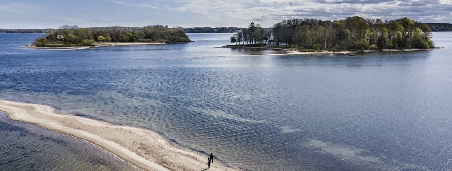 Store Okseø (tv.) og Lille Okseø (th.), som ligger idyllisk på det lave vand i Flensborg Fjord