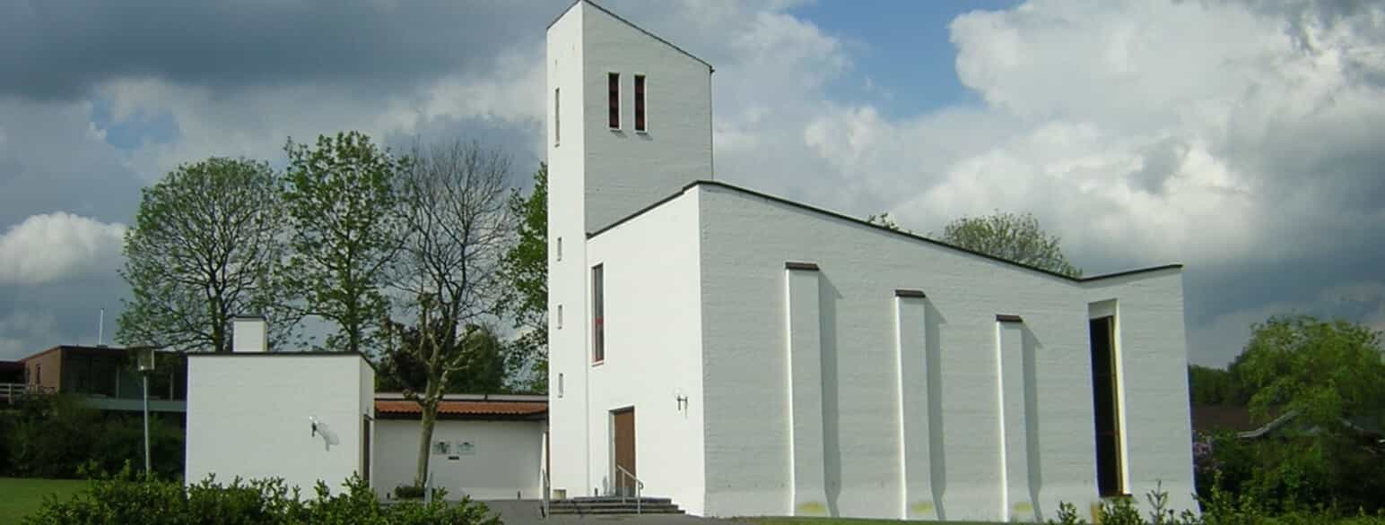Kollund Kirke i Bov Sogn fra 1971 er tegnet af Karsten Rønnow