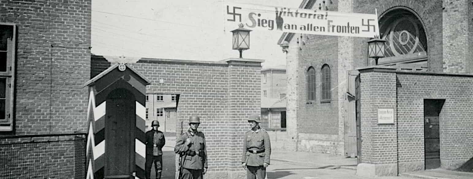 Tyske soldater foran Bülows Kaserne i Fredericia, som besættelsesmagten havde overtaget i 1943