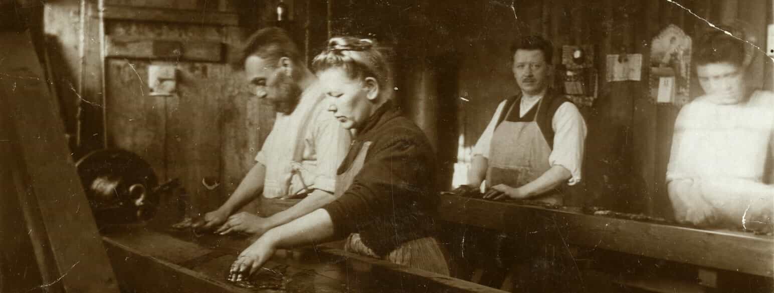 Tobaksspindere på Mathias Hansens tobaksfabrik i Haderslev, 1910