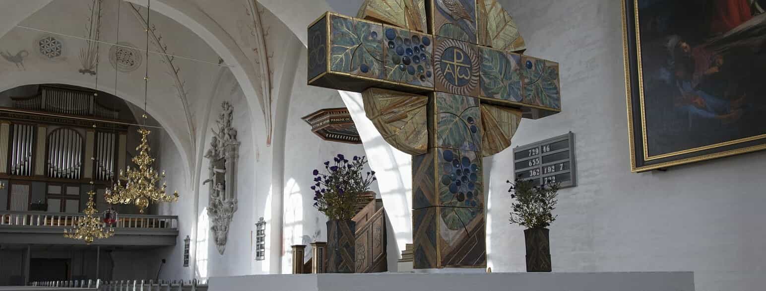 Øsby Kirkes alter og alterudsmykning fra 1995