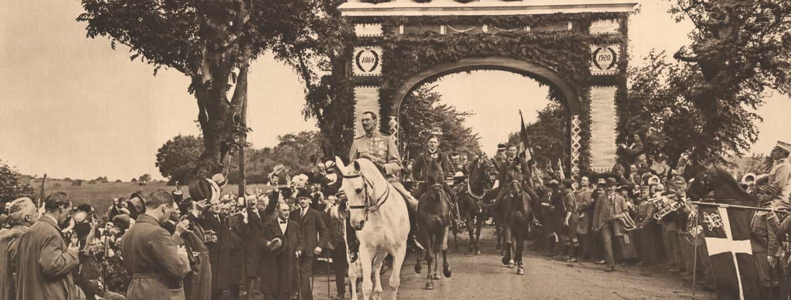Christian 10. rider gennem æresporten ved den gamle grænse i Frederikshøj i forbindelse med Genforeningen i 1920