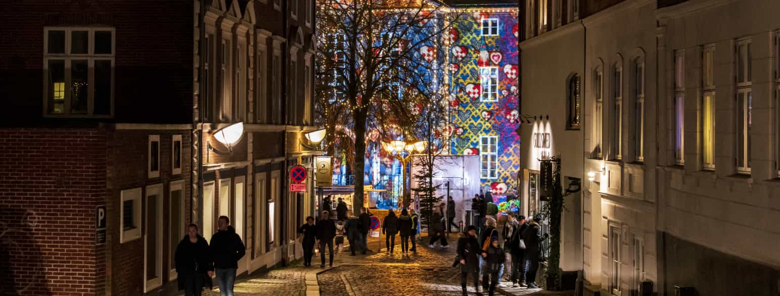 Kolding Rådhus udsmykket med julelys en tidlig decemberaften