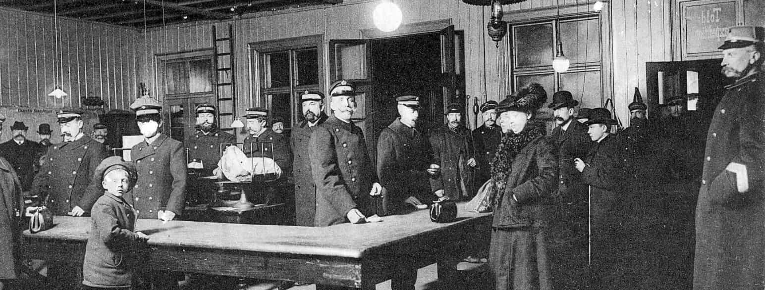 Toldpersonale på Vamdrup Station, ca. 1910