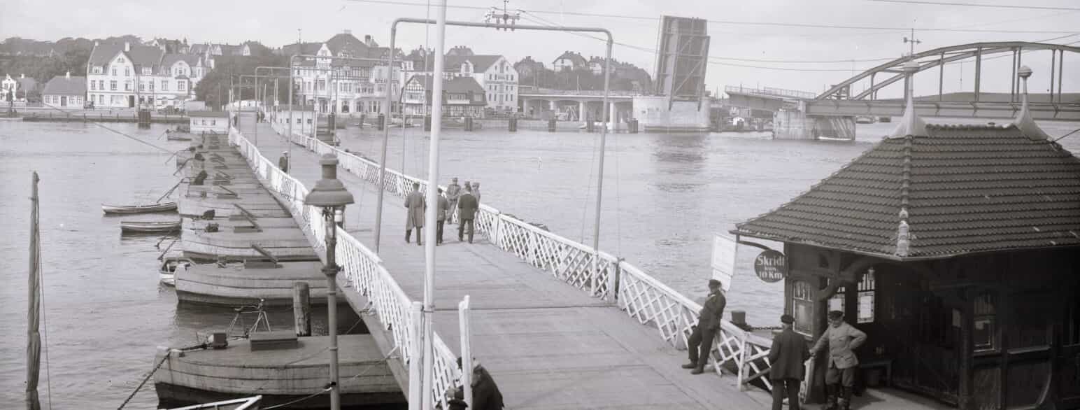 I 1930 blev pontonbroen Kong Frederik VII’s Bro erstattet af den nye klapbro Kong Christian X’s Bro