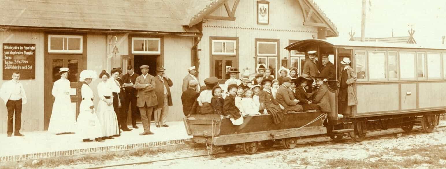 Tyske sommerturister på banegården i Lakolk på Rømø omkring år 1900