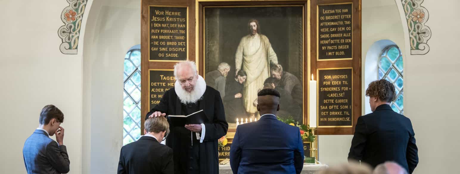 Præsten og salmedigteren Sten Kaalø med konfirmander i den traditionsrige Bovlund Frimenighedskirke