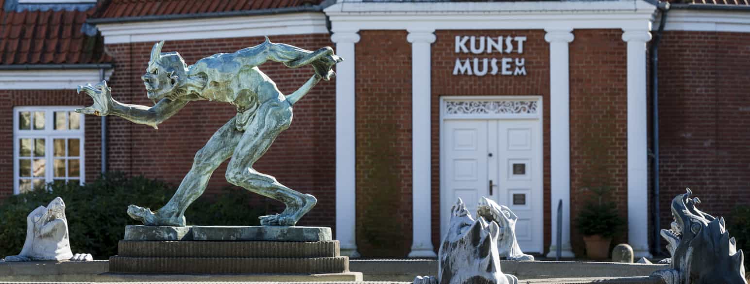 Museumspladsen ved Vejen Kunstmuseum har Niels Hansen Jacobsens Troldespringvandet fra 1923 som centrum