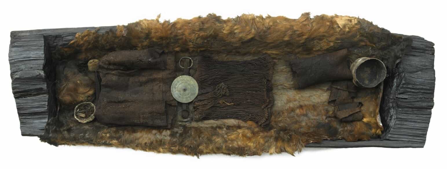 Egtvedpigens kiste med dens indhold af gravgods. Af selve pigen er kun hår, tænder, hjerne, negle og lidt hud bevaret