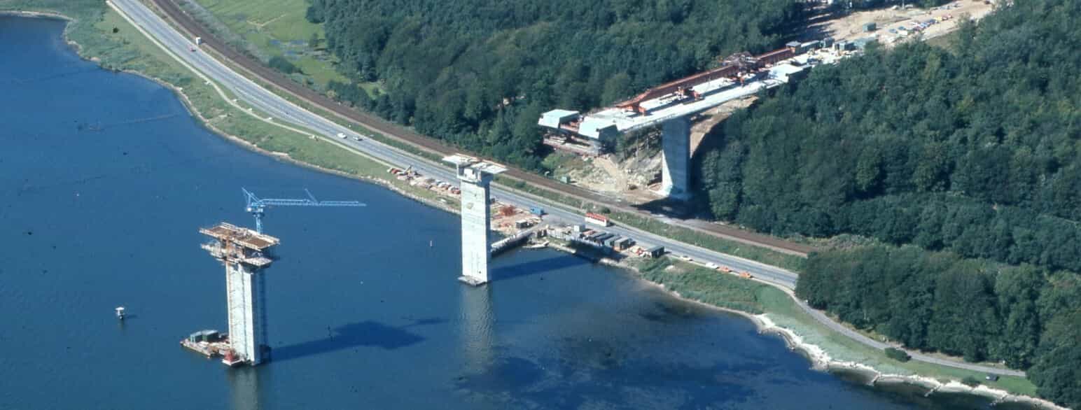 Opførelse af Vejlefjordbroen i 1977